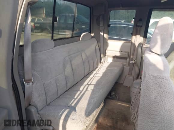 1999 Chevrolet Silverado 1500 z VIN 1GCEK19R9XR137516, wystawiony jako IAAI lot #42824638 z przebiegiem 2 657 634 mil mil oraz . Historia ofert i sprzedaży dostępna na DreamBid. Obrazek 8.