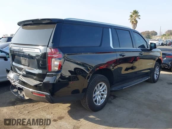 ✅ 2021 Chevrolet Suburban LT • VIN: 1GNSKCKDXMR319645 • Lot: 41462563. Wystawiony na IAAI z przebiegiem 50 125 mil. Bezpłatny archiwum sprzedaży aukcyjnych z USA i szczegółowy raport historii pojazdu na DreamBid. Zdjęcie 4.