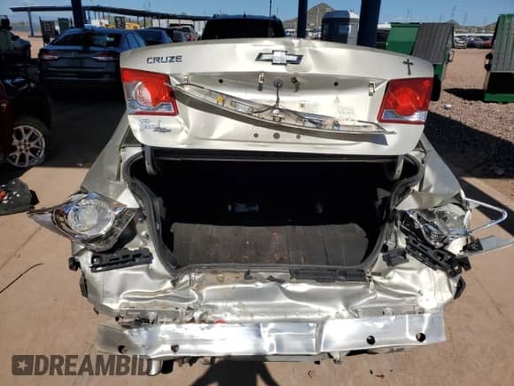 2014 Chevrolet Cruze LS z VIN 1G1PA5SH4E7437132, wystawiony jako Copart lot #89876875 z przebiegiem 144 324 mil mil oraz Szkoda całkowita • Salvage title. Historia ofert i sprzedaży dostępna na DreamBid. Obrazek 6.