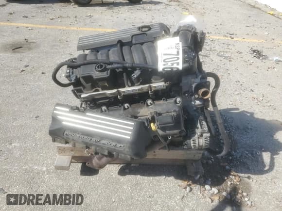 ✅ 2016 Dodge Challenger SRT 392 • VIN: 2C3CDZDJ5GH164797 • Lot: 70569315. Wystawiony na Copart z przebiegiem Nie podano. Bezpłatny archiwum sprzedaży aukcyjnych z USA i szczegółowy raport historii pojazdu na DreamBid. Zdjęcie 8.