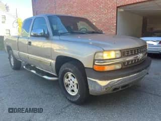 ✅ 2002 Chevrolet Silverado 1500 • VIN: 2GCEK19V121213020 • Lot: 77119134. Wystawiony na Copart z przebiegiem 59 904 mil mil. Skorzystaj z bezpłatnego archiwum sprzedaży aukcyjnych z USA i zobacz szczegółowy raport historii pojazdu na DreamBid. Zdjęcie 1.