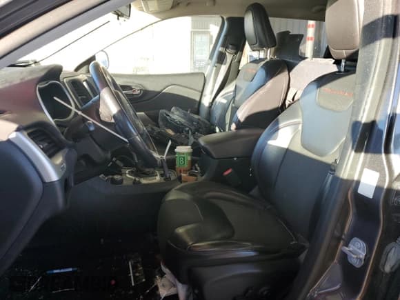 ✅ 2018 Jeep Cherokee Trailhawk • VIN: 1C4PJMBB7JD569147 • Lot: 87261694. Wystawiony na Copart z przebiegiem 151 061 mil. Bezpłatny archiwum sprzedaży aukcyjnych z USA i szczegółowy raport historii pojazdu na DreamBid. Zdjęcie 7.