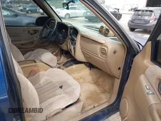 ✅ 2002 Chevrolet Blazer LS • VIN: 1GNCS13W92K202301 • Lot: 42066797. Wystawiony na IAAI z przebiegiem 184 706 mil. Bezpłatny archiwum sprzedaży aukcyjnych z USA i szczegółowy raport historii pojazdu na DreamBid. Zdjęcie 5.