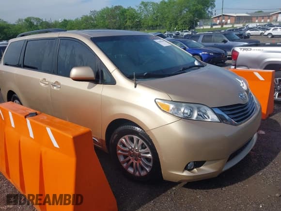 ✅ 2013 Toyota Sienna XLE AAS • VIN: 5TDYK3DC5DS331291 • Lot: 42090586. Listed on IAAI with 176,711 mi. Free auction sales archive from the USA and detailed vehicle history report at DreamBid. Image 1.