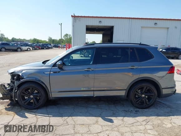 ✅ 2024 Volkswagen Tiguan SE R-Line Black • VIN: 3VV8B7AX9RM099771 • Lot: 42948635. Wystawiony na IAAI z przebiegiem 11 985 mil. Bezpłatny archiwum sprzedaży aukcyjnych z USA i szczegółowy raport historii pojazdu na DreamBid. Zdjęcie 15.