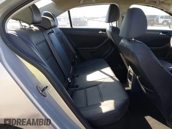 ✅ 2011 Volkswagen Jetta SE • VIN: 3VWDZ7AJ1BM377988 • Lot: 43647067. Wystawiony na IAAI z przebiegiem 182 738 mil. Bezpłatny archiwum sprzedaży aukcyjnych z USA i szczegółowy raport historii pojazdu na DreamBid. Zdjęcie 8.