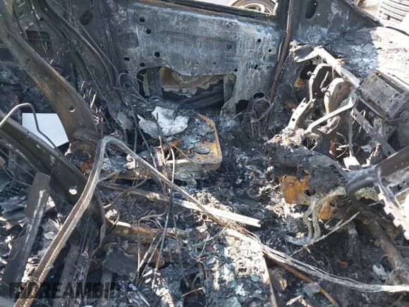 ✅ 2015 Ford Escape Titanium • VIN: 1FMCU9J90FUA48002 • Lot: 41890275. Wystawiony na IAAI z przebiegiem Nie podano. Bezpłatny archiwum sprzedaży aukcyjnych z USA i szczegółowy raport historii pojazdu na DreamBid. Zdjęcie 5.