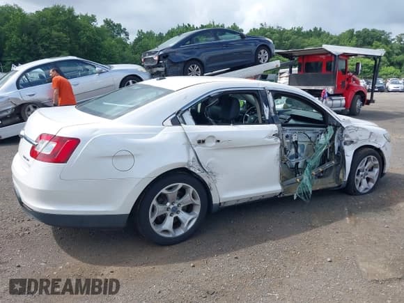 ✅ 2011 Ford Taurus SEL • VIN: 1FAHP2HWXBG120665 • Лот: 42661902. Опубликован ранее на IAAI с пробегом 234 167 миль. Бесплатный доступ к архиву аукционных продаж из США и подробный отчёт об истории автомобиля на DreamBid. Изображение 6.