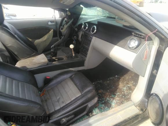 ✅ 2008 Ford Mustang GT Deluxe • VIN: 1ZVHT82H085159432 • Lot: 41028320. Listed on IAAI with 220,383 mi. Free auction sales archive from the USA and detailed vehicle history report at DreamBid. Image 5.