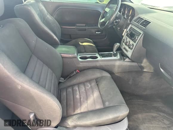 ✅ 2009 Dodge Challenger SE • VIN: 2B3LJ44VX9H623305 • Lot: 77859084. Wystawiony na Copart z przebiegiem 137 341 mil. Bezpłatny archiwum sprzedaży aukcyjnych z USA i szczegółowy raport historii pojazdu na DreamBid. Zdjęcie 5.