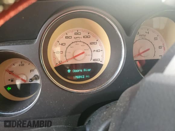 ✅ 2013 Dodge Challenger R/T • VIN: 2C3CDYBT8DH500520 • Lot: 83372104. Wystawiony na Copart z przebiegiem 176 912 mil. Bezpłatny archiwum sprzedaży aukcyjnych z USA i szczegółowy raport historii pojazdu na DreamBid. Zdjęcie 9.