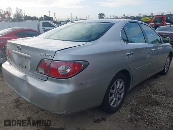 ✅ 2002 Lexus ES 300 • VIN: JTHBF30GX25008519 • Lot: 41883992. Listed on IAAI with 179,979 mi. Free auction sales archive from the USA and detailed vehicle history report at DreamBid. Image 4.