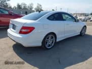 ✅ 2015 Mercedes-Benz C 250 • VIN: WDDGJ4HB4FG367661 • Lot: 42749218. Wystawiony na IAAI z przebiegiem 68 277 mil. Bezpłatny archiwum sprzedaży aukcyjnych z USA i szczegółowy raport historii pojazdu na DreamBid. Zdjęcie 4.