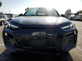✅ 2025 Audi Q6 e-tron Premium Plus • VIN: WA124BGF6SA008419 • Lot: 69129365. Wystawiony na Copart z przebiegiem 4 708 mil. Bezpłatny archiwum sprzedaży aukcyjnych z USA i szczegółowy raport historii pojazdu na DreamBid. Zdjęcie 5.