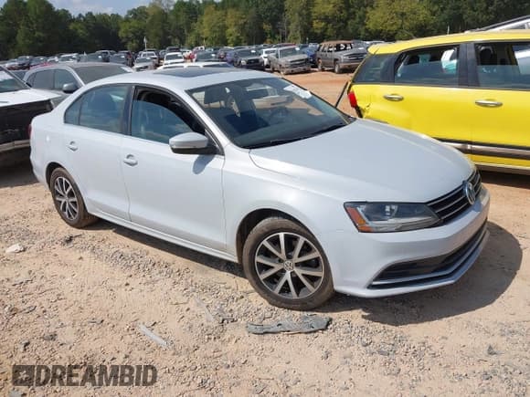 ✅ 2017 Volkswagen Jetta SE • VIN: 3VWDB7AJ7HM323415 • Лот: 43262542. Опубликован ранее на IAAI с пробегом 114 038 миль. Бесплатный доступ к архиву аукционных продаж из США и подробный отчёт об истории автомобиля на DreamBid. Изображение 1.