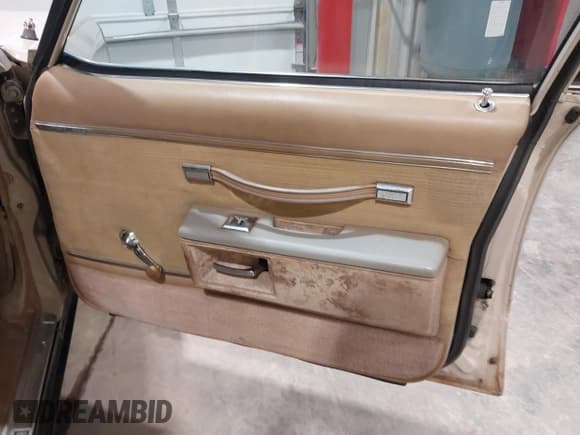 ✅ 1982 Chevrolet Caprice • VIN: 1G1AN69J9CX100512 • Лот: 43874871. Опубликован ранее на IAAI с пробегом 49 045 миль. Бесплатный доступ к архиву аукционных продаж из США и подробный отчёт об истории автомобиля на DreamBid. Изображение 12.