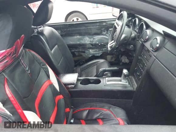 ✅ 2005 Ford Mustang Deluxe • VIN: 1ZVFT84N355204076 • Lot: 42395027. Wystawiony na IAAI z przebiegiem 45 732 mil. Bezpłatny archiwum sprzedaży aukcyjnych z USA i szczegółowy raport historii pojazdu na DreamBid. Zdjęcie 5.