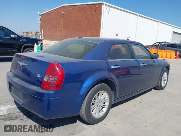 ✅ 2010 Chrysler 300 Touring • VIN: 2C3CA5CV3AH306917 • Lot: 43453545. Listed on IAAI with 204,061 mi. Free auction sales archive from the USA and detailed vehicle history report at DreamBid. Image 4.