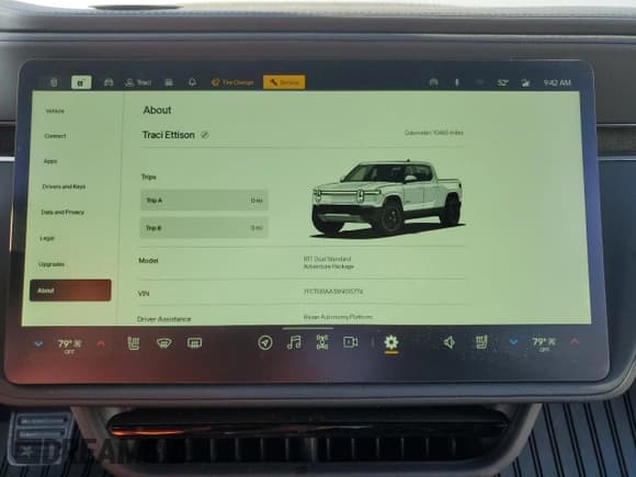 ✅ 2025 Rivian R1T Adventure • VIN: 7FCTGBAA5SN035774 • Lot: 89626345. Wystawiony na Copart z przebiegiem 10 465 mil. Bezpłatny archiwum sprzedaży aukcyjnych z USA i szczegółowy raport historii pojazdu na DreamBid. Zdjęcie 9.