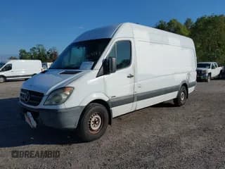 ✅ 2012 Mercedes-Benz Sprinter Cargo • VIN: WD3PE8CB8C5682025 • Lot: 43695918. Wystawiony na IAAI z przebiegiem 410 272 mil. Bezpłatny archiwum sprzedaży aukcyjnych z USA i szczegółowy raport historii pojazdu na DreamBid. Zdjęcie 2.