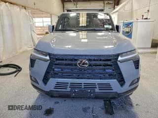 ✅ 2025 Lexus GX 550 Luxury+ • VIN: JTJVBCDX1S5040146 • Лот: 85330865. Опубликован ранее на Copart с пробегом Не указан. Бесплатный доступ к архиву аукционных продаж из США и подробный отчёт об истории автомобиля на DreamBid. Изображение 5.