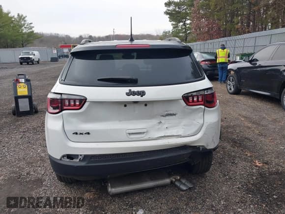 ✅ 2022 Jeep Compass Latitude • VIN: 3C4NJDBB5NT184919 • Lot: 41044815. Wystawiony na IAAI z przebiegiem 17 654 mil. Bezpłatny archiwum sprzedaży aukcyjnych z USA i szczegółowy raport historii pojazdu na DreamBid. Zdjęcie 16.
