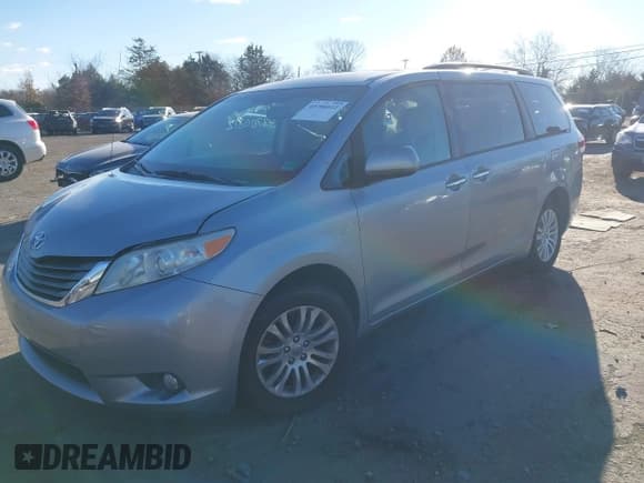 ✅ 2014 Toyota Sienna XLE • VIN: 5TDYK3DC2ES415358 • Lot: 43706812. Wystawiony na IAAI z przebiegiem 136 521 mil. Bezpłatny archiwum sprzedaży aukcyjnych z USA i szczegółowy raport historii pojazdu na DreamBid. Zdjęcie 17.