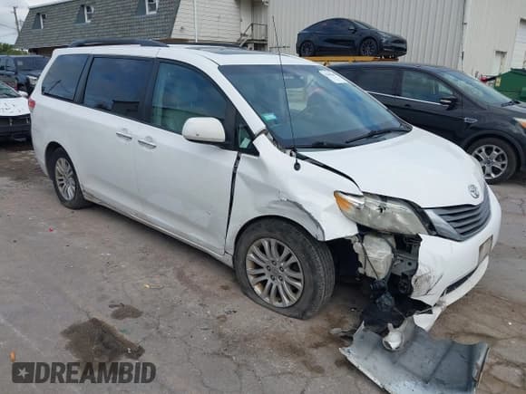 ✅ 2013 Toyota Sienna XLE • VIN: 5TDYK3DCXDS285540 • Lot: 43298848. Listed on IAAI with 216,808 mi. Free auction sales archive from the USA and detailed vehicle history report at DreamBid. Image 1.