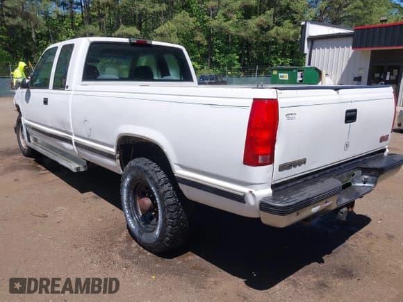 ✅ 1998 GMC Sierra 2500 • VIN: 1GTGC29J9WE514261 • Лот: 42033247. Опубликован ранее на IAAI с пробегом 151 001 миль. Бесплатный доступ к архиву аукционных продаж из США и подробный отчёт об истории автомобиля на DreamBid. Изображение 3.