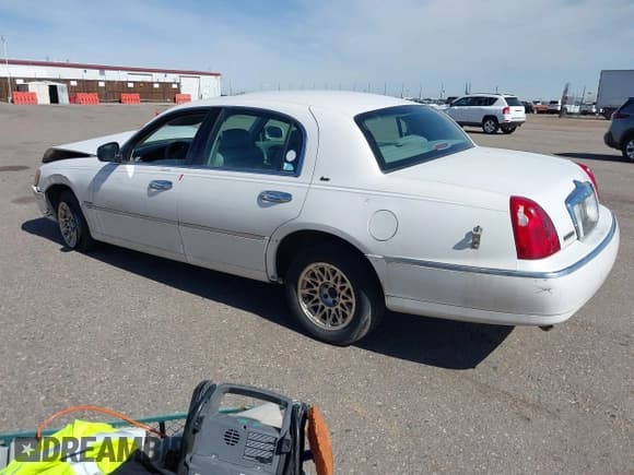 ✅ 1999 Lincoln Town Car Cartier • VIN: 1LNHM83W3XY629040 • Lot: 41758300. Wystawiony na IAAI z przebiegiem 139 092 mil. Bezpłatny archiwum sprzedaży aukcyjnych z USA i szczegółowy raport historii pojazdu na DreamBid. Zdjęcie 3.