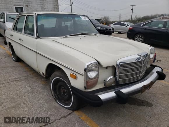 ✅ 1975 Mercedes-Benz 200 • VIN: 11501712026386 • Лот: 44390142. Опубликован ранее на Copart с пробегом 76 189 миль. Бесплатный доступ к архиву аукционных продаж из США и подробный отчёт об истории автомобиля на DreamBid. Изображение 1.