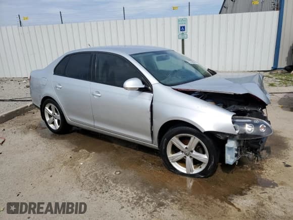 ✅ 2010 Volkswagen Jetta Limited Edition • VIN: 3VWAX7AJ1AM105397 • Lot: 53749085. Wystawiony na Copart z przebiegiem 159 224 mil. Bezpłatny archiwum sprzedaży aukcyjnych z USA i szczegółowy raport historii pojazdu na DreamBid. Zdjęcie 4.