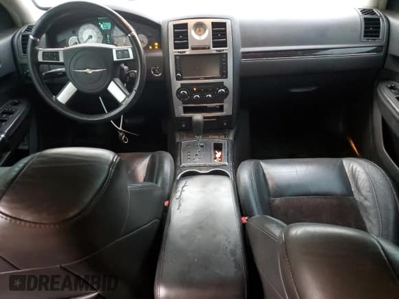 ✅ 2010 Chrysler 300 S • VIN: 2C3CA9CT5AH255944 • Lot: 73340114. Wystawiony na Copart z przebiegiem 244 520 mil. Bezpłatny archiwum sprzedaży aukcyjnych z USA i szczegółowy raport historii pojazdu na DreamBid. Zdjęcie 8.