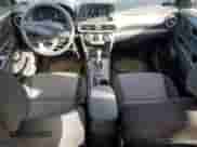 2020 Hyundai Kona SE z VIN KM8K12AA6LU515697, wystawiony jako Copart lot #84374975 z przebiegiem 69 160 mil mil oraz Czysty tytuł • Clean title. Historia ofert i sprzedaży dostępna na DreamBid. Obrazek 8.