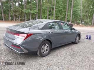 2025 Hyundai Elantra SE z VIN KMHLL4DG7SU912988, wystawiony jako IAAI lot #43346956 z przebiegiem 4 894 mil mil oraz . Historia ofert i sprzedaży dostępna na DreamBid. Obrazek 4.