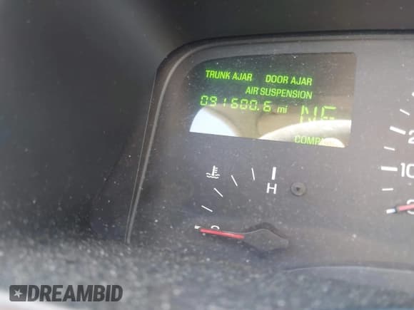 ✅ 1998 Lincoln Town Car Signature • VIN: 1LNFM82WXWY637398 • Lot: 42658093. Listed on IAAI with 91,600 mi. Free auction sales archive from the USA and detailed vehicle history report at DreamBid. Image 15.