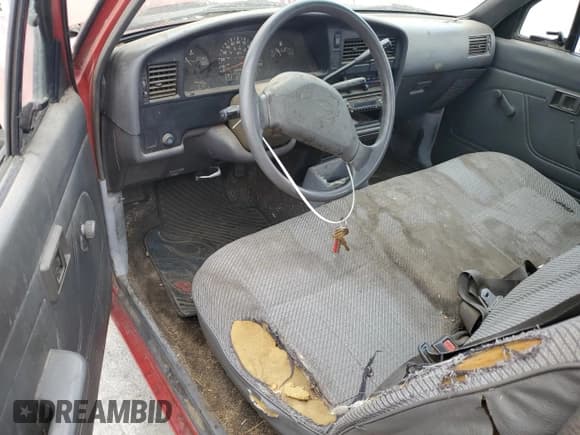 ✅ 1992 Toyota Pickup DLX • VIN: JT4RN82PXN5046950 • Lot: 76885084. Listed on Copart with 121,066 mi. Free auction sales archive from the USA and detailed vehicle history report at DreamBid. Image 8.