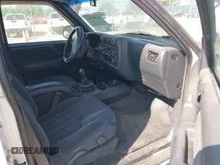 ✅ 1997 Chevrolet Blazer LS • VIN: 1GNDT13W4V2100457 • Lot: 42380343. Wystawiony na IAAI z przebiegiem 122 503 mil. Bezpłatny archiwum sprzedaży aukcyjnych z USA i szczegółowy raport historii pojazdu na DreamBid. Zdjęcie 5.