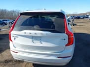 ✅ 2022 Volvo XC90 Momentum • VIN: YV4102PK2N1863761 • Lot: 41430040. Wystawiony na IAAI z przebiegiem 29 141 mil. Bezpłatny archiwum sprzedaży aukcyjnych z USA i szczegółowy raport historii pojazdu na DreamBid. Zdjęcie 16.