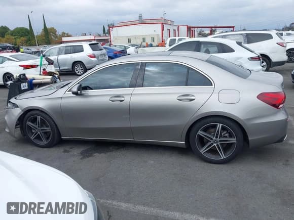✅ 2020 Mercedes-Benz A 220 • VIN: W1K3G4EB2LW043854 • Lot: 43300270. Wystawiony na IAAI z przebiegiem 55 181 mil. Bezpłatny archiwum sprzedaży aukcyjnych z USA i szczegółowy raport historii pojazdu na DreamBid. Zdjęcie 15.