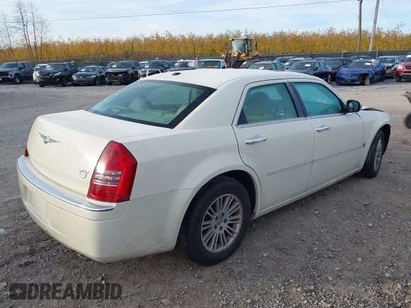 ✅ 2007 Chrysler 300 C • VIN: 2C3KA63H67H897037 • Lot: 43650922. Wystawiony na IAAI z przebiegiem 66 065 mil. Bezpłatny archiwum sprzedaży aukcyjnych z USA i szczegółowy raport historii pojazdu na DreamBid. Zdjęcie 4.