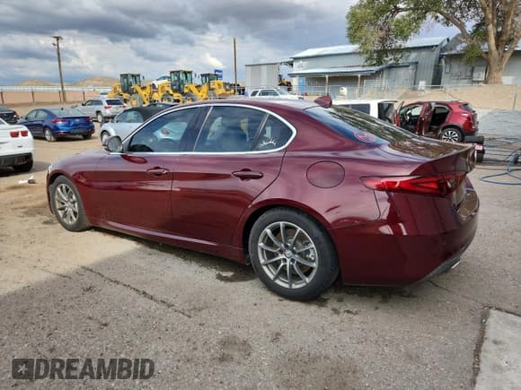 ✅ 2018 Alfa Romeo Giulia • VIN: ZARFAEBN1J7583397 • Lot: 84582285. Wystawiony na Copart z przebiegiem 43 927 mil. Bezpłatny archiwum sprzedaży aukcyjnych z USA i szczegółowy raport historii pojazdu na DreamBid. Zdjęcie 2.