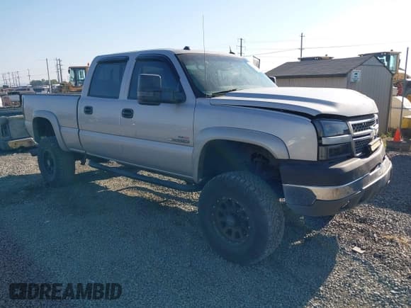 ✅ 2005 Chevrolet Silverado 2500HD LS • VIN: 1GCHK232X5F834481 • Lot: 43302751. Wystawiony na IAAI z przebiegiem 196 320 mil. Bezpłatny archiwum sprzedaży aukcyjnych z USA i szczegółowy raport historii pojazdu na DreamBid. Zdjęcie 1.