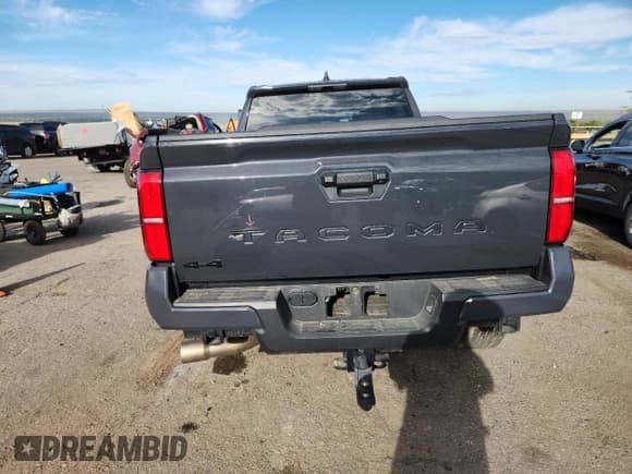 ✅ 2024 Toyota Tacoma TRD Sport • VIN: 3TMLB5JN6RM047445 • Lot: 84267215. Wystawiony na Copart z przebiegiem 26 504 mil. Bezpłatny archiwum sprzedaży aukcyjnych z USA i szczegółowy raport historii pojazdu na DreamBid. Zdjęcie 6.