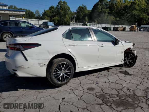 2022 Toyota Camry SE z VIN 4T1G11AK1NU666409, wystawiony jako Copart lot #70895345 z przebiegiem 109 652 mil mil oraz Szkoda całkowita • Salvage title. Historia ofert i sprzedaży dostępna na DreamBid. Obrazek 3.