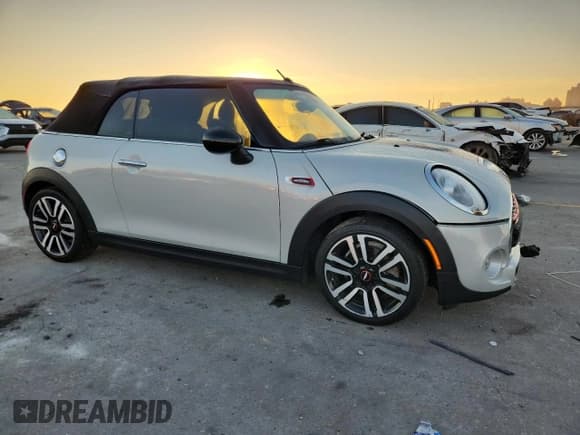 ✅ 2019 MINI Convertible Cooper S • VIN: WMWWG9C58K3E41359 • Lot: 86820345. Wystawiony na Copart z przebiegiem 47 680 mil. Bezpłatny archiwum sprzedaży aukcyjnych z USA i szczegółowy raport historii pojazdu na DreamBid. Zdjęcie 4.