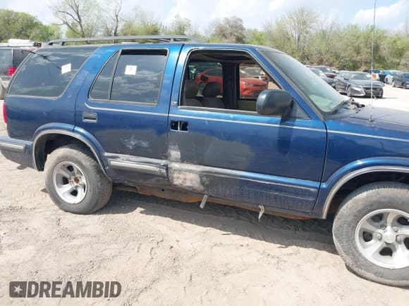 ✅ 1999 Chevrolet Blazer LS • VIN: 1GNCS13W1X2120019 • Lot: 41766379. Wystawiony na IAAI z przebiegiem Nie podano. Bezpłatny archiwum sprzedaży aukcyjnych z USA i szczegółowy raport historii pojazdu na DreamBid. Zdjęcie 6.