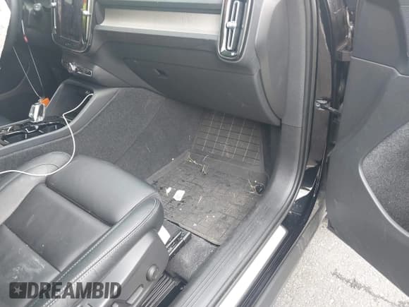 ✅ 2023 Volvo XC40 Plus Dark Theme • VIN: YV4L12UWXP2009398 • Lot: 41946977. Listed on IAAI with 33,330 mi. Free auction sales archive from the USA and detailed vehicle history report at DreamBid. Image 5.