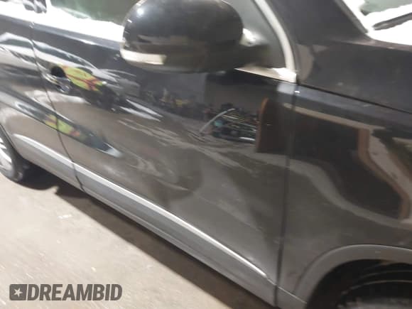 ✅ 2012 Volkswagen Tiguan S • VIN: WVGBV7AX8CW561221 • Lot: 43824990. Listed on IAAI with 208,752 mi. Free auction sales archive from the USA and detailed vehicle history report at DreamBid. Image 6.