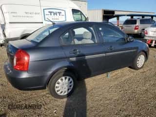 2009 Hyundai Accent Auto GLS z VIN KMHCM46C69U307815, wystawiony jako Copart lot #79582864 z przebiegiem 76 162 mil mil oraz Szkoda całkowita • Salvage title. Historia ofert i sprzedaży dostępna na DreamBid. Obrazek 3.